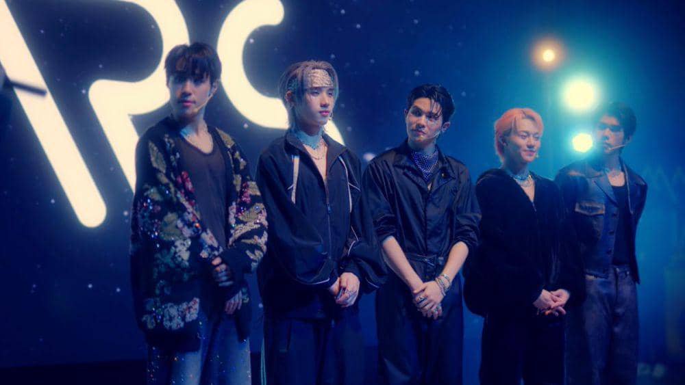 hongikity's tweet photo. when the whole band's gay asf 😂🤣🤣 https://t.co/Q7YSbVbhYw