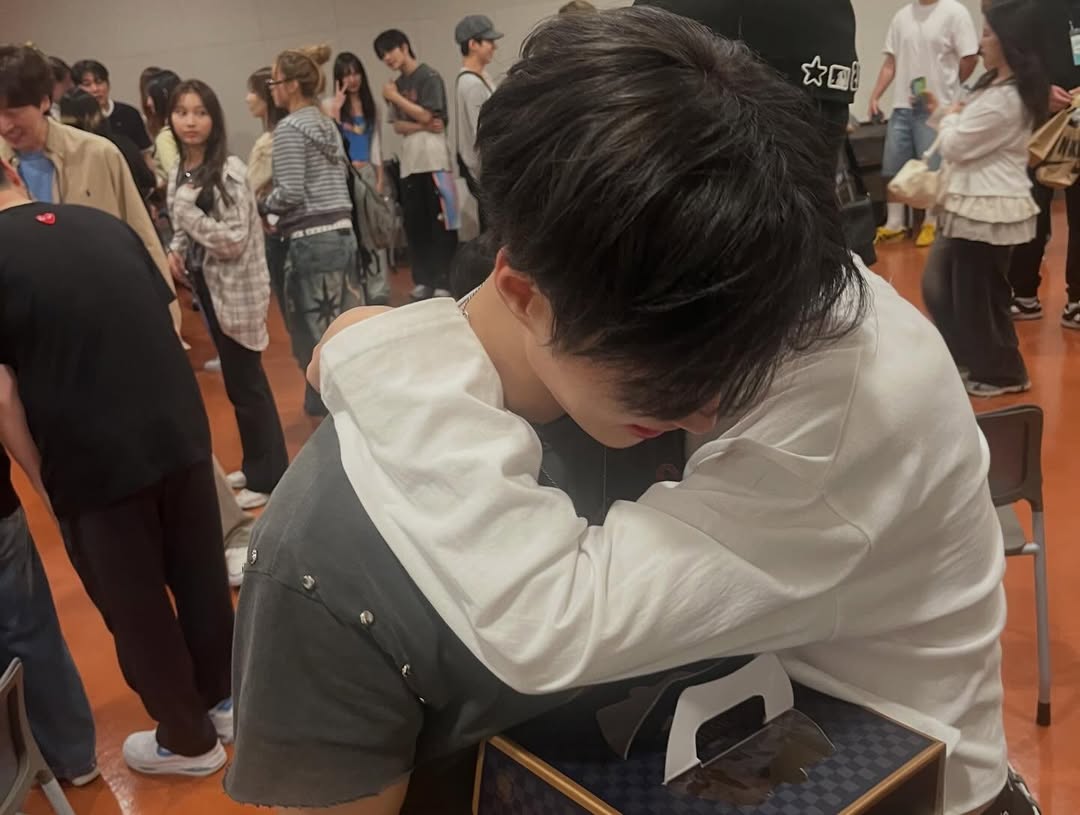 KJSdaily's tweet photo. wei's music producer shared more pics of junseo 🥺💙

#JUNSEO #준서 #ALD1 #WEi https://t.co/G4Izq9cy68