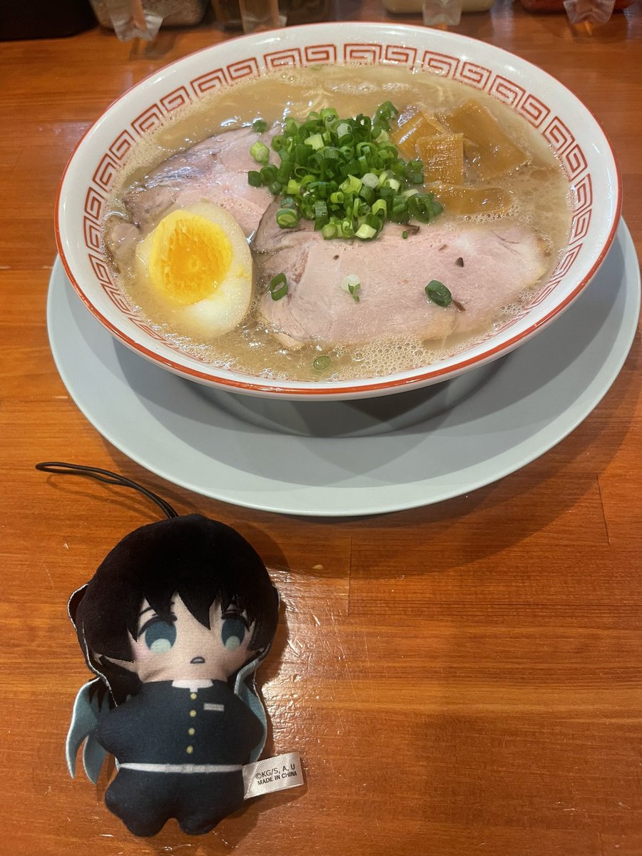 tomari_0's tweet photo. 久々の博多一路🍜
博多ラーメン
替え玉×2
初めて1人で来ました🍜
雨も強かったのでウパまるお留守番させてたら
「ウパまるは？」
って言われて覚えてもらってて嬉しいですね↠(・ࠏ・)↞
この時間に仕事終わってこんなに美味しい🍜食べれて最高でした！
券売機故障してて大変そうで💦
お疲れ様でした🥺 https://t.co/WzU735PhPZ