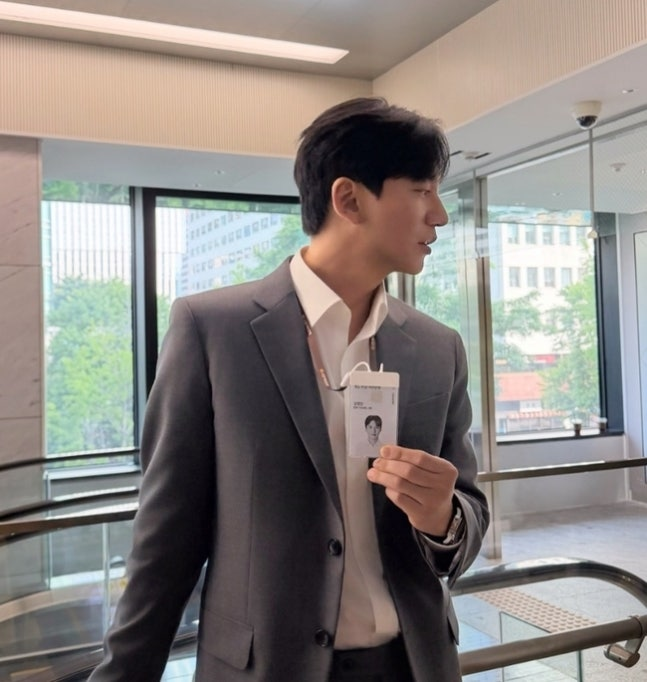 tang__kira's tweet photo. Kim Namgil membagikan foto hari pertama kerja jadi  karyawan bank.

Sebelumnya, KB Kookmin mengabarkan kalau dia akan memproduksi drama korporat finance yang dibintangi Kim Namgil

https://t.co/Hby7hkJm7D https://t.co/DOwMEfY2pz