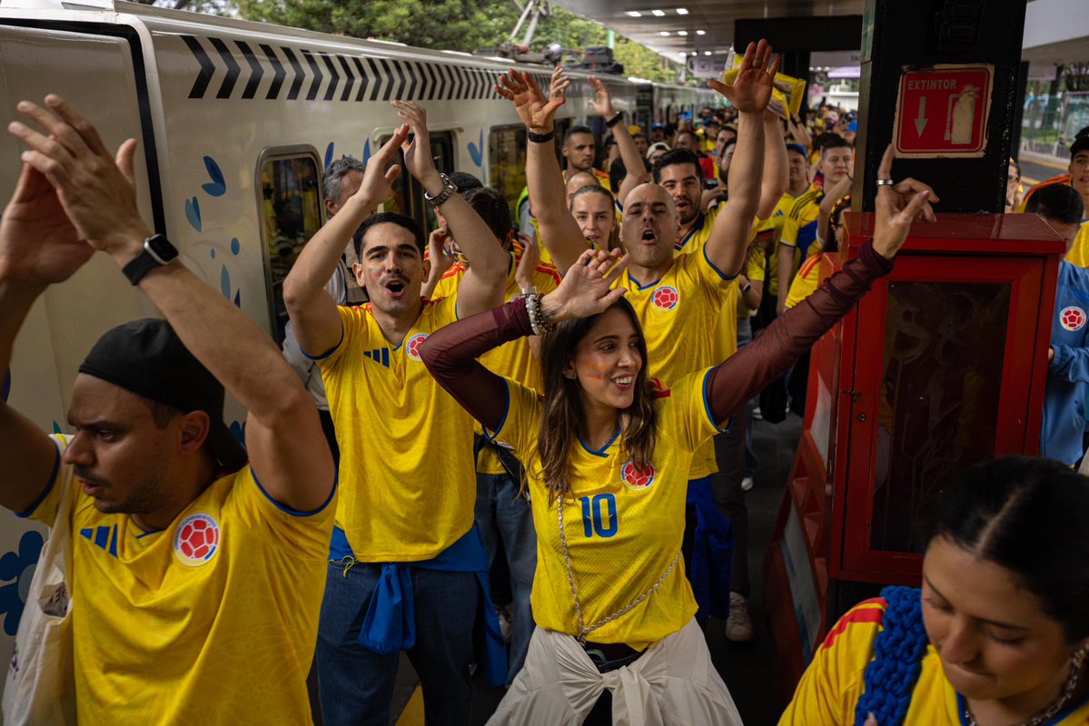 SECTUR_mx's tweet photo. La calidez, la alegría y la hospitalidad que distinguen a las y los mexicanos hacen que visitantes de Colombia y de todo el mundo se sientan como en casa. 🇨🇴⚽ 🇲🇽

En cada encuentro, las calles de la Ciudad de México se transforman en una gran fiesta donde todas las aficiones encuentran para celebrar y vivir la pasión del futbol. Porque ser anfitriones va más allá del futbol, es compartir nuestra cultura, nuestras tradiciones y recibir al mundo con los brazos abiertos. ✨🎉

Cada sonrisa, cada celebración y cada amistad que nace durante el #MundialSocial2026 sigue confirmando por qué #MéxicoEstáDeModa. 😍