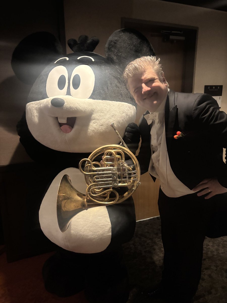 y_symphony's tweet photo. 大阪公演では、山形県の形をした、きてけろくん、そしてでん六さんのでんちゃんも来てくれました😍
プントのホルン協奏曲の3楽章は狩の音楽📯
鉄砲を表した鞭の音や、わんわんって犬の声が聞こえましたね🐕
こちらが猟犬の皆さんです😆🐶
そしてでんちゃんとMusic partnerバボラークのツーショット📸 https://t.co/bNiuf6LbN8