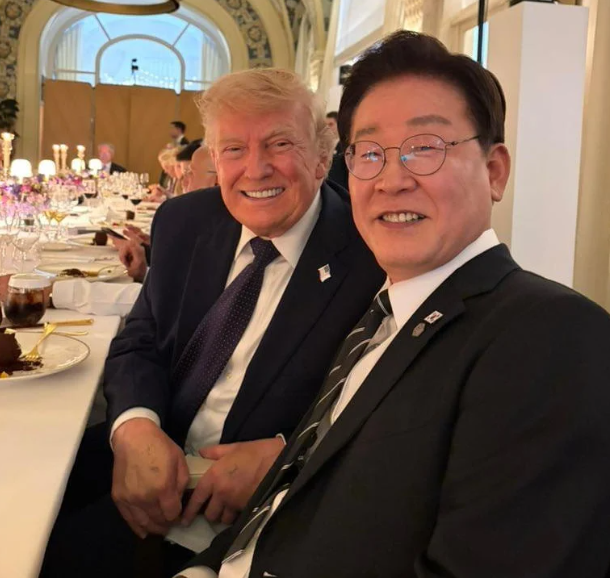 jinil_official's tweet photo. "Trumpian Power Play: A Smile Before the Strike"

트럼프가 웃는다면, 곧 화를 낼 준비가 되어 있다는 뜻입니다.
트럼프가 손을 잡는다면, 곧 타격할 준비가 되어 있다는 뜻입니다.

트럼프가 골프를 치자고 한다면, 게임의 룰을 직접 알려주겠다는 압박입니다.
트럼프가 펜을 건넨다면, 결국 서명하게 만들겠다는 압박입니다.