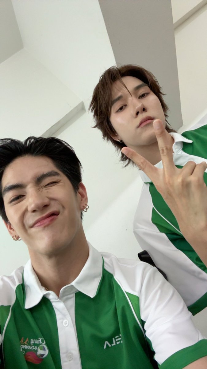 lerbbright's tweet photo. ปกติเวลาน้องซีไปร่วมงานกับพี่ ๆ น้อง ๆ ในค่ายที่ไม่ใช่พี่จิมน้องไม่ได้ลงรูปคู่กับใครเป็นพิเศษเลยนะ ถ้าลงก็เป็นงานรวม dump รูปงี้ ไปส่องดูทวีตน้องได้เลย แต่นี่น้องร่วมงานกับสกายนานิน้องลงรูปคู่กับทั้งสองคนเลย ทั้งในทวิตทั้งในสตอรี่ไอจี สกายนานิต้องเลี้ยงน้องซีดีมากแน่ ๆ น้องซีถึงดูสบายใจแล้วก็น้วยใส่ทั้งคู่ขนาดนี้ น้องซีได้พี่คนโปรดเพิ่มมาสองคน สกายนานิได้น้องน่ารัก ๆ เพิ่มอีกหนึ่งคน น่ารักกันจังพวกเด็กดี จั้นมีน้ามตา🫳🏻😺🐶