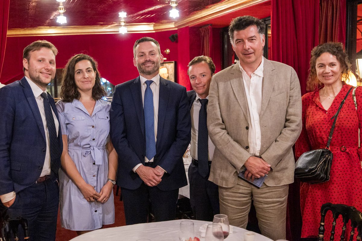 PaulPlamondon's tweet photo. À l'occasion de ma visite en France, j'ai pu rencontrer des représentants de la presse politique française. Nous avons eu une discussion conviviale sur l’avenir du Québec et sa relation avec la France.

Ce fut l'occasion de rappeler ce que j'avais déjà abordé dans ma lettre ouverte parue dans le Figaro, notamment la nécessité de l'indépendance pour assurer la pérennité du français et les valeurs communes entre nos nations en matière de laïcité et de protection de l'exception culturelle.

Participaient à la discussion les journalistes Rachel Binhas de Marianne, Charles Sapin du Point, Myriam Encaoua de France Info, Alexandre Devecchio du Figaro et Sébastien Le Fol de l'Express.

Il y a un réel intérêt pour l'avenir du Québec en France et nous faisons face à des défis de société complexes au même moment. Notre collaboration dans cette réflexion peut devenir bénéfique de part et d'autre et c'est avec plaisir que j'ai répondu aux questions des journalistes concernant la situation politique au Québec et les positions du Parti Québécois.