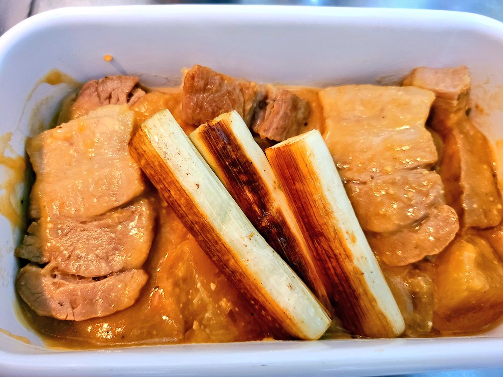 OKFFBE's tweet photo. 6/19弁当 豚の白味噌角煮
今回の角煮は白味噌ベースの味噌角煮にしてみました。
これまたご飯が止まりません！焼きネギ添えただけだけど美味い！！ https://t.co/hlIyE4qV9J