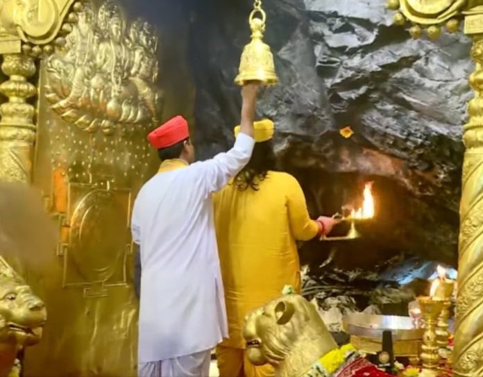 DeleshS's tweet photo. 🚩🔱ॐ ऐं ह्रीं क्लीं चामुण्डायै विच्चैः🔱🚩
#आज 18 _ 06 _ 2026 "त्रिकुटा #पर्वत" #से
अद्भुत #प्राकृतिक #पावन #दिव्य पिंडी स्वरूप #माँ #वैष्णों #जी के #सुंदर आलौकिक प्रात:काल के "श्रृंगार #आरतीदर्शन"
#KatraVaishnoDevi #jaimahakaal #maa
#maavaishnodevi #jaimaavaishnodevi https://t.co/zFcljGchBj