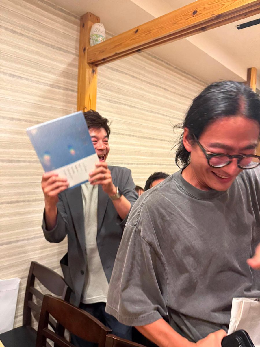 LWITBR1906's tweet photo. 見本誌持っていったけどほぼ全員クラファン参加してくださってる方々で「リターン来るまで見たくない！」と言って誰も読まなかった😂楽しみにしてくださっててうれしいけど笑 https://t.co/oVM1JMfCCV