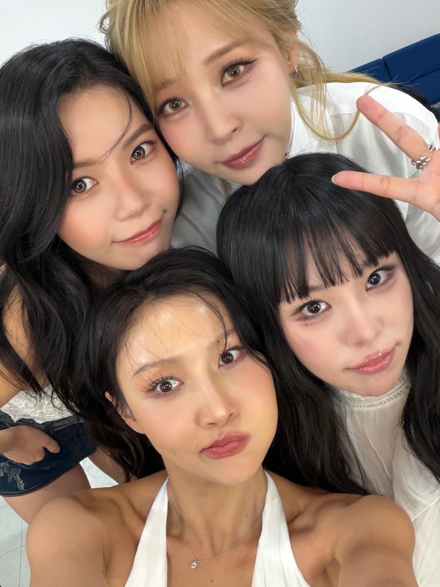 DragonKazoo77's tweet photo. Happy 12th anniversary 💐

MAMAMOO 4 beautiful flowers
🌷🌻🪻🌹

12 for the Promise
#12YearsWithMAMAMOO
#Moving4WARDwithMAMAMOO https://t.co/Th9TcJjnpJ