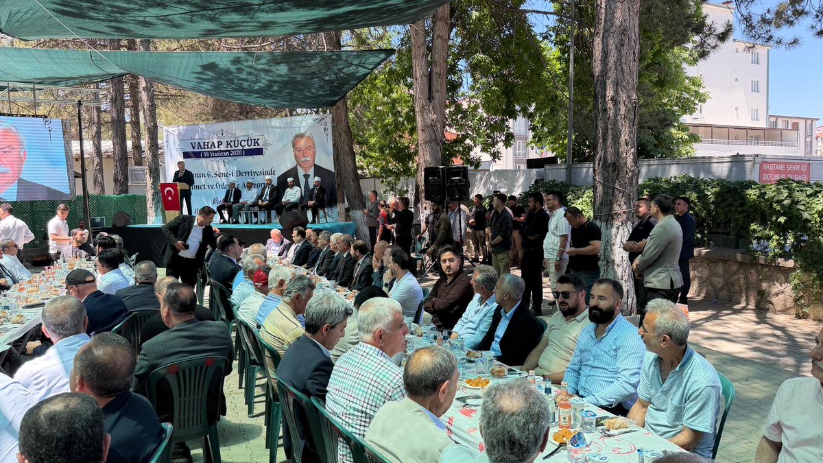 slckozcn1's tweet photo. Hayırseverliğiyle, gönül insanlığıyla ve gönüllerde bıraktığı hoş seda ile hafızalarımızda silinmez izler bırakan Doğanşehir eski Belediye Başkanımız merhum Vahap Küçük’ün vefatının sene-i devriyesi dolayısıyla düzenlenen anma programına katıldık.

Cenab-ı Allah edilen duaları, okunan Kuran-ı Kerim tilavetini dergâh-ı izzettinde kabul ve makbul eylesin. Ruhu şâd, mekânı cennet olsun.