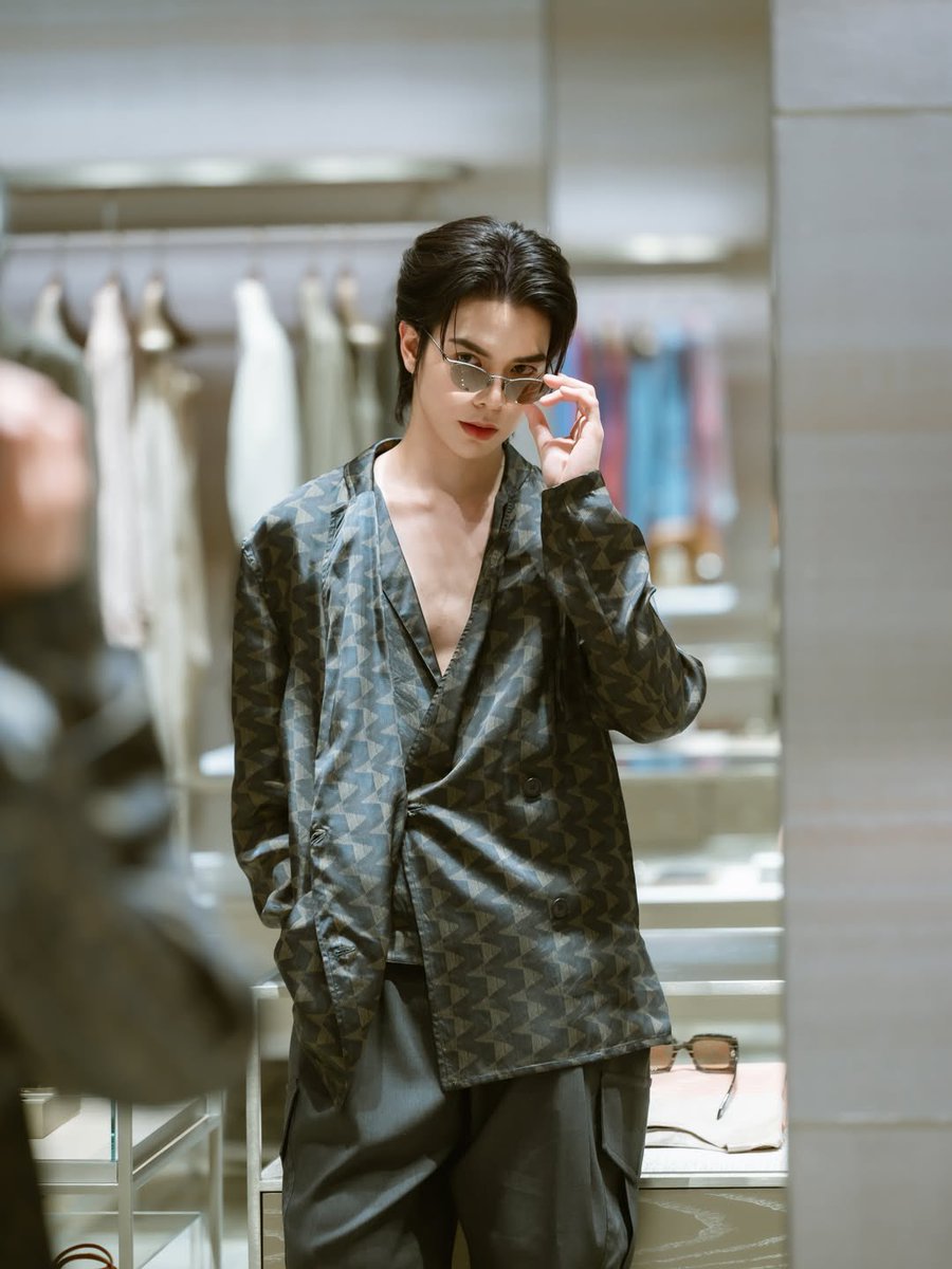 Bnonnih's tweet photo. This look is the perfect balance of luxury, style, and charisma

#ArmaniPrive
#ArmaniFragrance
#ScentAndStyle

BABE AT GIORGIO ARMANI  
#GIORGIOARMANIxBABE 
#babiibabe https://t.co/L7E18oAmtT
