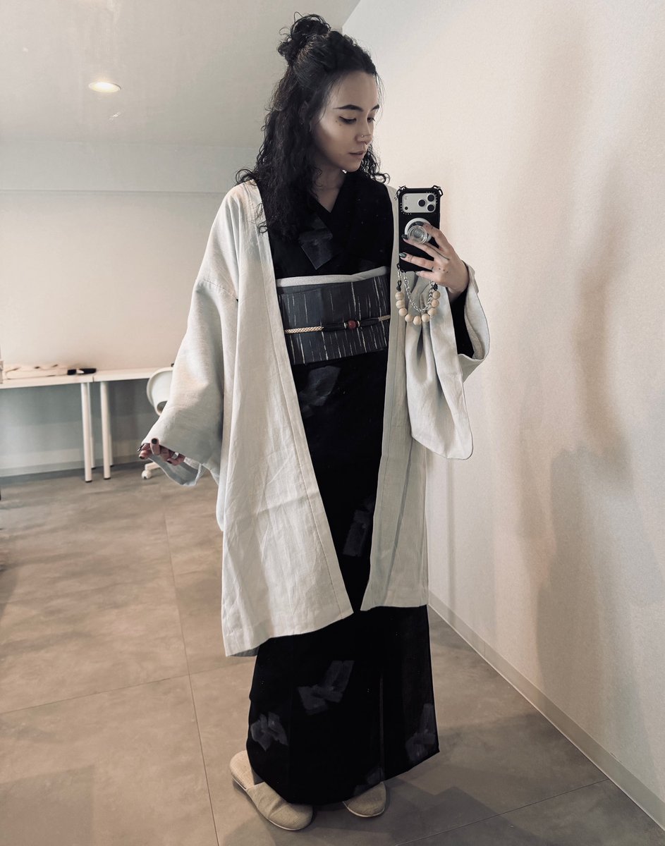 _uruboros's tweet photo. リネンの羽織。

羽織の裄はこれぐらいがいい。

少し余るくらいのゆとりが、ちょうどいい。

Linen haori.

I still prefer a longer yuki on haori.

I like them slightly oversized and worn with ease.

———
#着物コーデ
#普段着物
#羽織
#kimonostyle
#monochromestyle https://t.co/Su5RaFUNnn