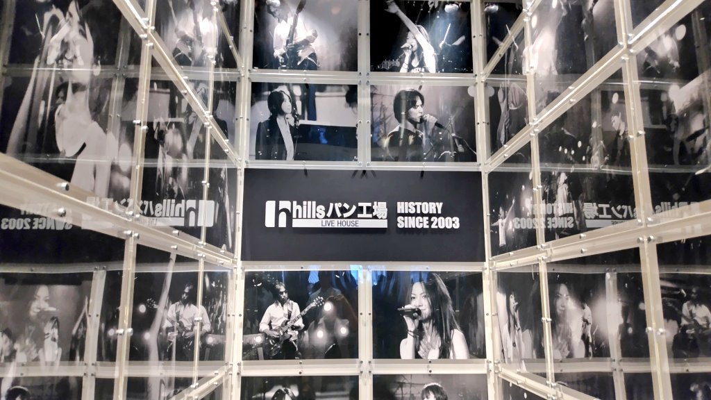 takebetter1's tweet photo. THURSDAY LIVE Oldies Night
＠ hillsパン工場

今回のLIVEコンセプトってことで
｢QUEEN｣は分かる♪
けどまさか
｢THE KINKS｣に｢Cream｣って✨
極めつけは｢チャゲアス｣！？
俺得過ぎる😆

オリジナルもバッチリ✌️
ラストは当然
｢君が好きだと叫びたい｣🏀🎵

#BAAD #山田恭二 #大田紳一郎 https://t.co/HQ9ad943JF