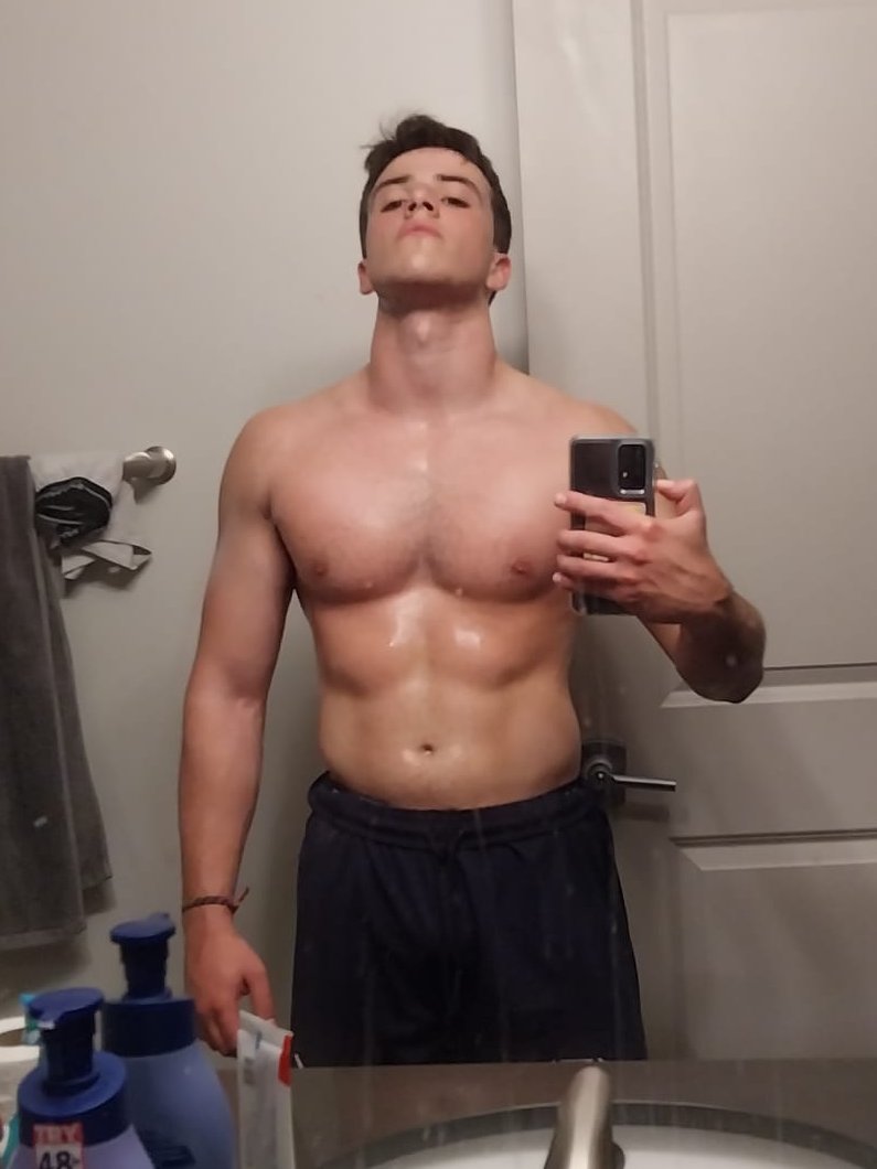 luisomor's tweet photo. 2024:

- Chubby
- Full of cortisol
- Gym 7x a week
- Avoided sugars
- Ate protein bars
- Lived in Michigan (no sun)

2026:

- Lean
- No cortisol
- Gym 4x a week
- Thrive on sugars
- Eat red meat, eggs and dairy
- Live in the Mediterranean (sun every day) https://t.co/1DQ6b10HCQ