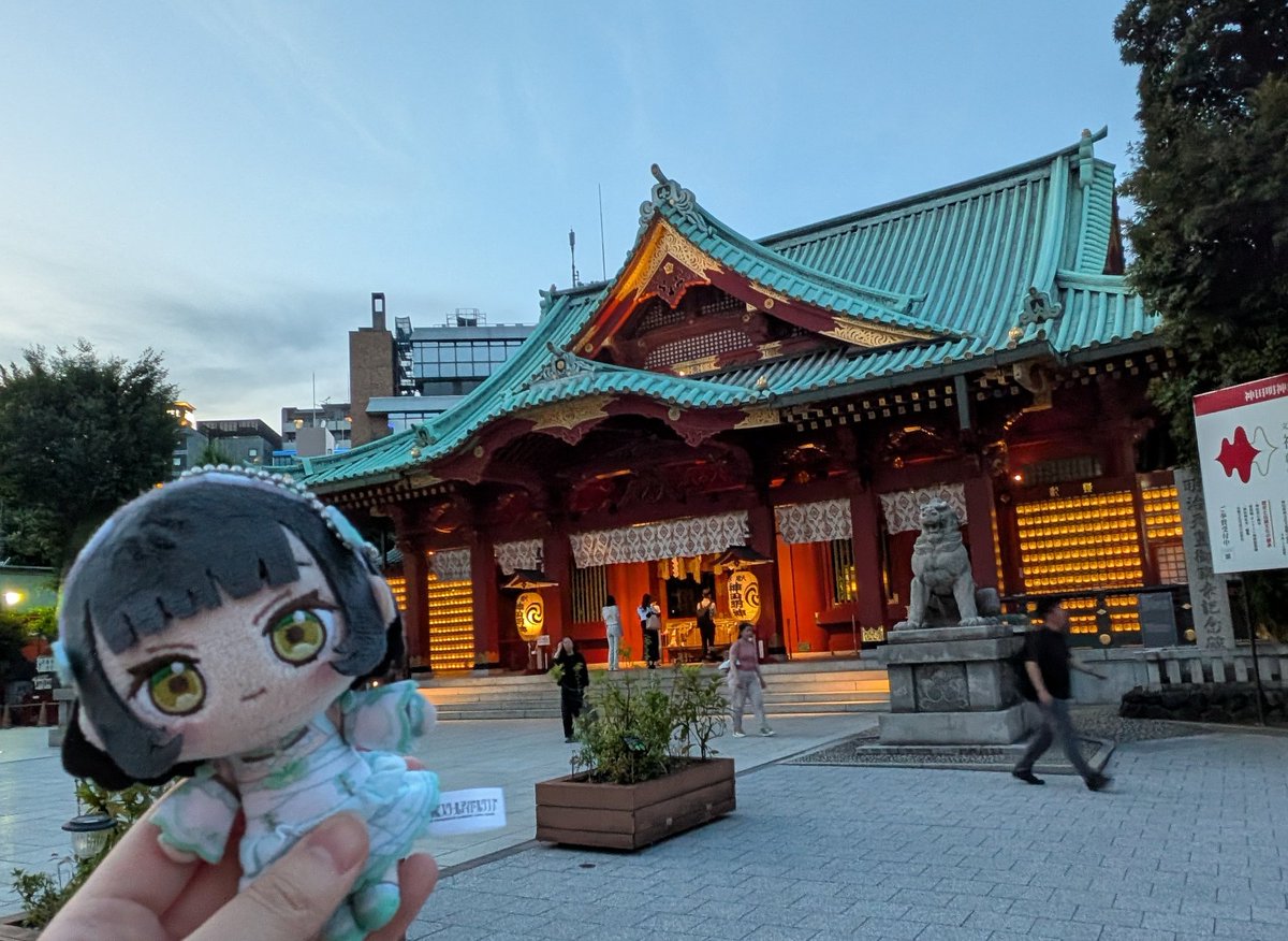 aron_umiyoha's tweet photo. 秋葉原行った時のお写真
吟子、これがスクールアイドルの伝統を語り継ぐ上で欠かすことのできない神社だよ https://t.co/IXIADojCEF