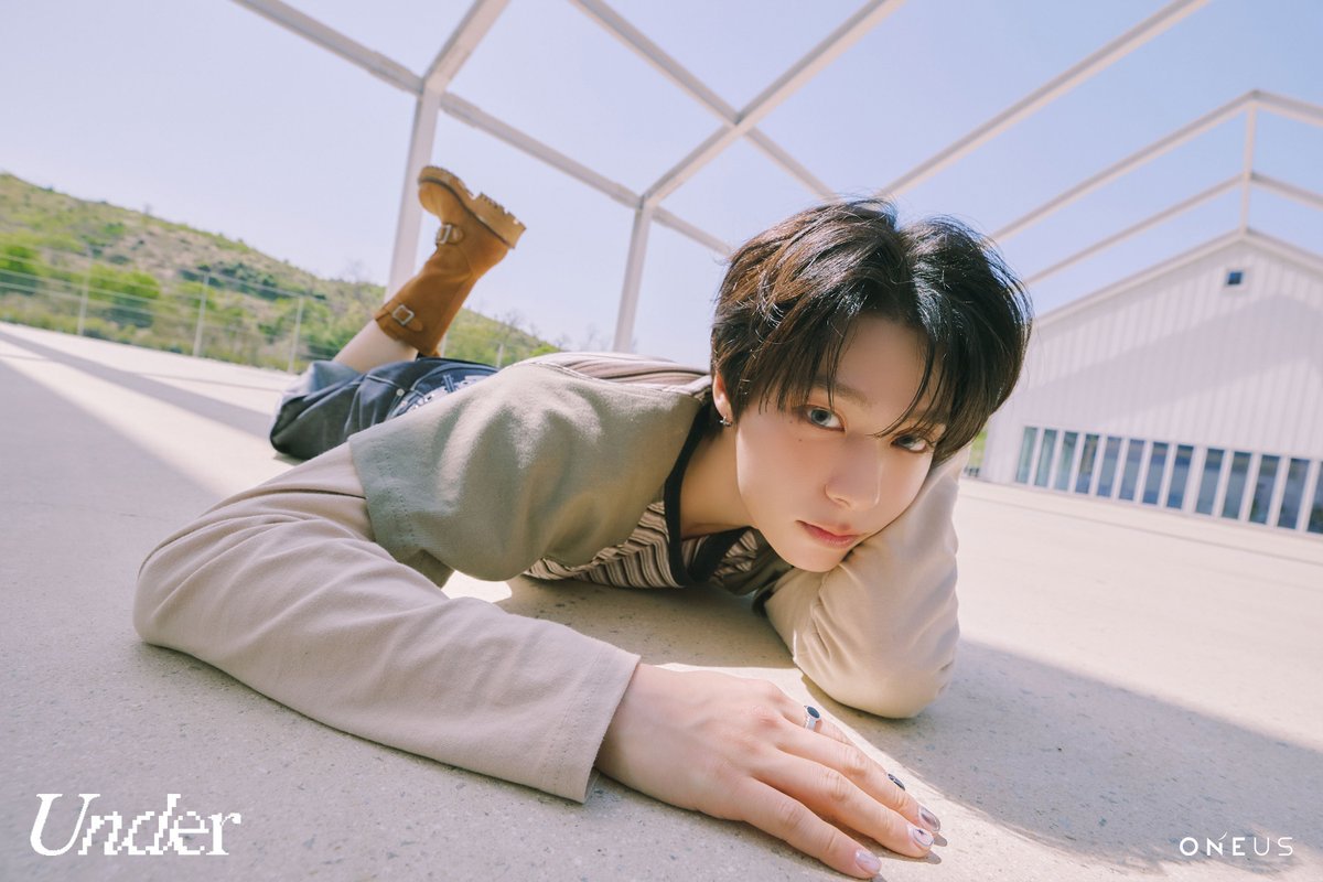 keonhie's tweet photo. The new oneus stylist seem to love dressing hwanwoong in shorts https://t.co/pUE539ONsb