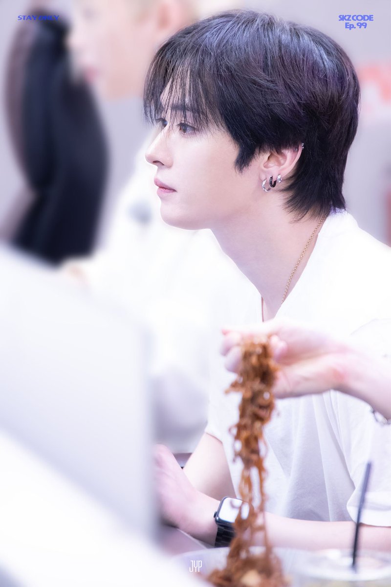 LeeKnowBrasil's tweet photo. ↱#PIC 🐰 18.06.26↲ Atualização da galeria do STAY 🇯🇵 com fotografias dos bastidores da gravação do episódio 99 do SKZ-CODE.
#스트레이키즈 #리노 #LEEKNOW #StrayKids @Stray_Kids 👻
Cr. Realskzoo https://t.co/P1tp2GHrPm
