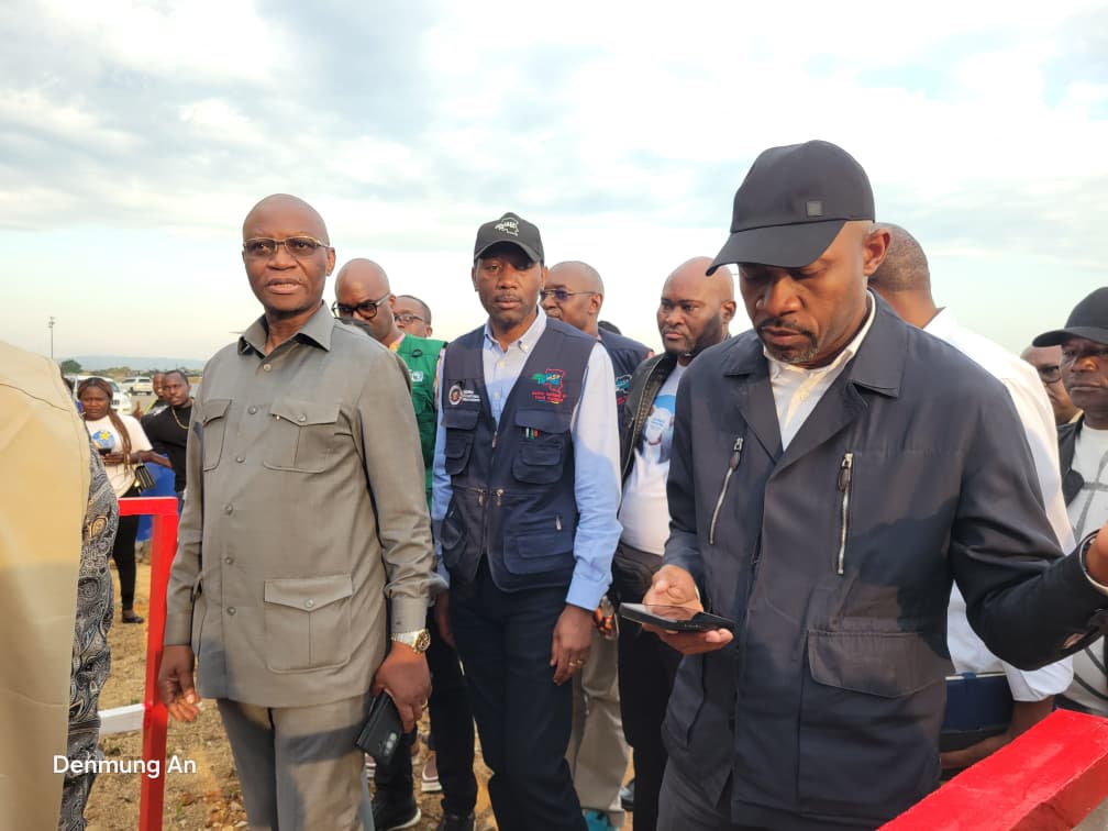 JonathanByaru12's tweet photo. Une délégation ministérielle de Kinshasa est arrivée ce jeudi soir à Bunia. Elle est conduite par le ministre de la Santé,Dr Roger Kamba, et le ministre de la Communication, Patrick Muyaya.
Ils sont venus évaluer la riposte à l’épidémie d’Ebola et rencontrer le nouveau gouverneur https://t.co/5VtrlWnDUL