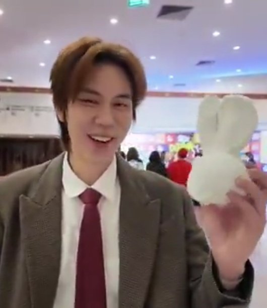 aribeariboo's tweet photo. Mr. Bean with teddy bear 🧸 ❌
Mr. Bean with rabbit 🐰✅✅✅😅

He left the doll in the car 🤣🤣

#GMMTVLiveHouse
#GMMTVOuting2026
#BounPrem #prem_space 
https://t.co/wpQg1BsivB https://t.co/067kFmpqaW