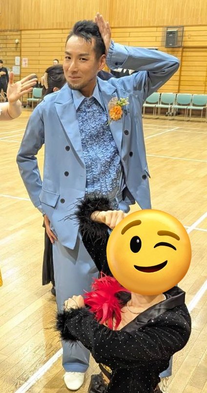 amoruk's tweet photo. @yabuyabunikki @hanalife2 デモは結構買ってきたやつを改造してたりする！
これSheinのやつを肩は上がらないように縫い直して、シャツは高円寺で似た色のやつ探して、コサージュは100均とユザワヤで買ってきて手作りした！ https://t.co/79behvlRPo