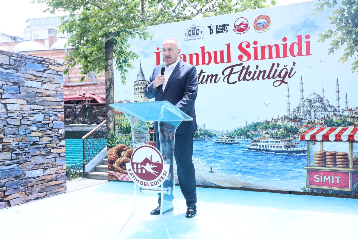 istib1924's tweet photo. Coğrafi işaretli İstanbul Simidi, Yeni Cami Simitçi Heykeli Meydanı’nda düzenlenen tanıtım etkinliğiyle vatandaşlarla buluştu.

İstanbul Ticaret Borsası tarafından, İstanbul Valiliği ve Fatih Belediyesi’nin katkılarıyla gerçekleştirilen etkinliğe; İstanbul Valisi @gul_davut, Fatih Belediye Başkanı @MErgun_Turan, İstanbul Ticaret Borsası Yönetim Kurulu Başkanı @_AliKopuz, İstanbul Ticaret Borsası Meclis Başkanı  @AhmetAkasap, İstanbul Ticaret Odası Başkanı @SekibAvdagic ve İstanbul Fırıncılar Odası Başkanı @erdogancetin37 katıldı.

Etkinlikte konuşan İSTİB Yönetim Kurulu Başkanı @_AliKopuz, İstanbul Simidi’nin İstanbul’un kültürel mirasının önemli bir parçası olduğunu vurguladı.

Fatih Belediye Başkanı @MErgun_Turan, İstanbul Simidi’nin şehrin önemli değerlerinden biri olduğunu belirtti.

İstanbul Valisi @gul_davut İstanbul’a ait değerlerin korunması, kayıt altına alınması ve gelecek nesillere aktarılmasının önemine dikkat çekti.

Program kapsamında vatandaşlara İstanbul Simidi ve ayran ikram edilirken, simidin tarihî geçmişi, üretim özellikleri ve coğrafi işaret süreci katılımcılarla paylaşıldı.

https://t.co/6MvsHsJOS2
@TC_istanbul @FatihBelediye 

#İstanbulSimidi #Coğrafiİşaret #İstanbulTicaretBorsası #İstanbulValiliği #FatihBelediyesi #İstanbulLezzetleri #Simit