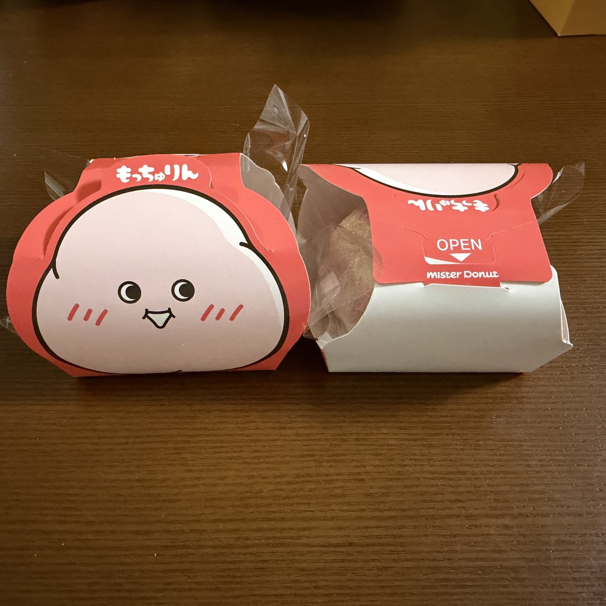 atohiro's tweet photo. レアもの「#もちゅりんいちご」を無事に入手( #ネット予約 )したので、遠路遙々 #上田 まで受け取りに。
#ドーナツ ではなく、軽フワの #餅 ですな。いちごのジャムも酸味があったりして旨い。初回のみたらしときな粉も食べられたので、今回の限定も食べられて良かった。
https://t.co/GPjZHqIN56 https://t.co/KqF9rvEAER