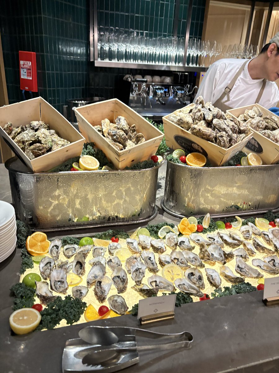 yarkjaglow's tweet photo. Sunday Brunch ของโรงแรมดุสิตธานีค่ะ 

พวกอาหารจีน เกี๊ยว ติ่มซำดีมากก https://t.co/OwnqZJwIu3