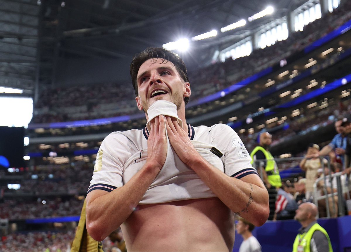 DailyAFC's tweet photo. 🗣️ “Highest football IQ, takes care about our structure, adaptation, and rhythm in our game.”

“He had an outstanding last 2 seasons in his personal career. One of the very best midfielders in Europe."

Thomas Tuchel speaking on Declan Rice. ✅ 🏴󠁧󠁢󠁥󠁮󠁧󠁿 https://t.co/PePS3qhPI4