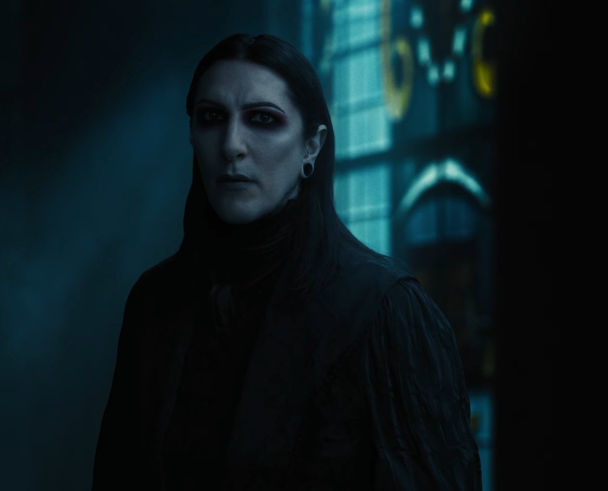 urumi69's tweet photo. The whole R.I.P MV is so aesthetic and really magnificent

But one, just one question
@ChrisMotionless what highlighter did they use on you because god damn https://t.co/7ojeyMIXg0