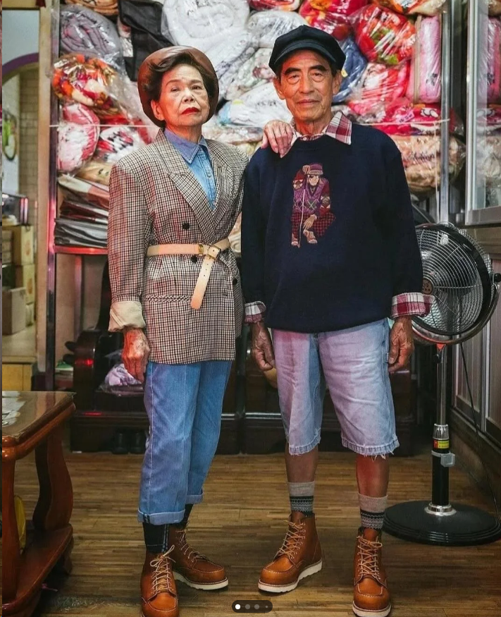 zhurg_'s tweet photo. A Taiwanese couple has become fashion icons by posing in clothes left at their laundromat. https://t.co/cFdGyRxGvu