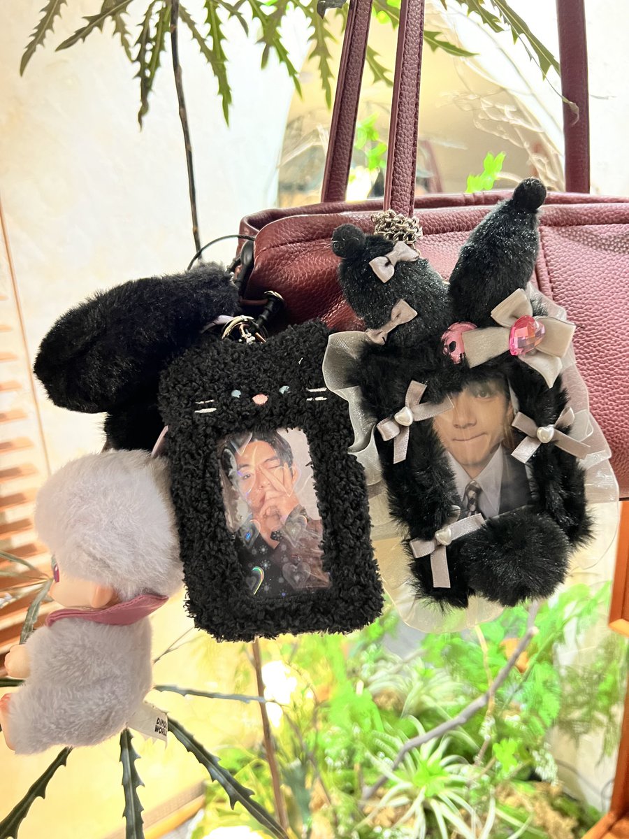 AllLovefor_V's tweet photo. I lost my Taetae Goyang Army Zone photocard last week on the way to Busan 😭 if anyone found him, please look after him a lot 😭😭 https://t.co/YRXJGDQRIv