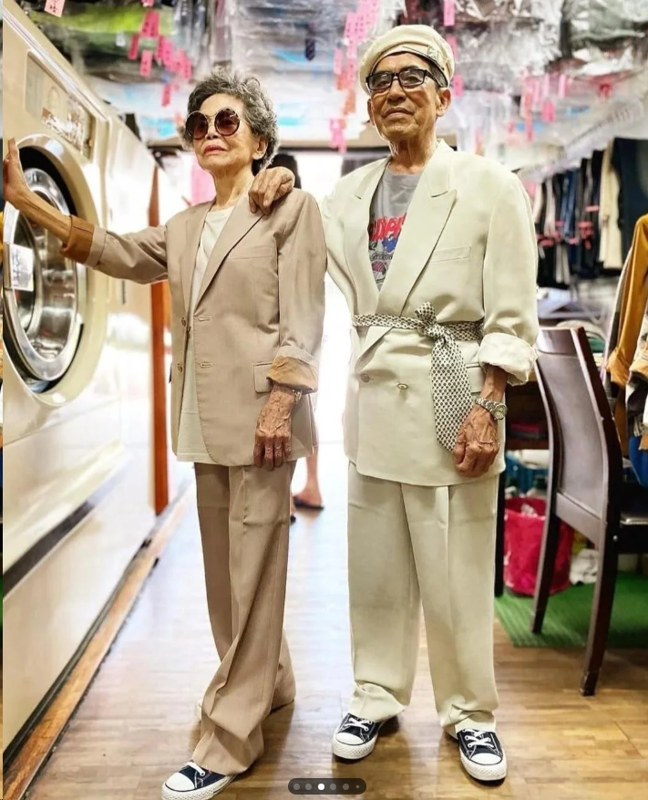 zhurg_'s tweet photo. A Taiwanese couple has become fashion icons by posing in clothes left at their laundromat. https://t.co/cFdGyRxGvu