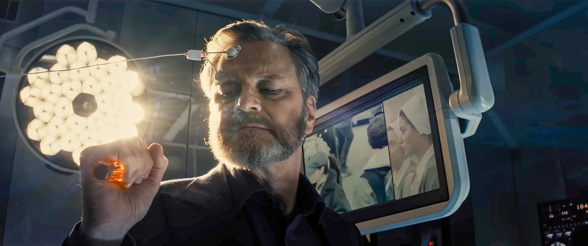 amantesdeuyuni's tweet photo. 2° visionado y me reafirmo. EDDLR es un peliculón. Cómo lo cuenta Spielberg, esa capacidad de fascinarnos con el tema del regreso al hogar.
La mirada de Firth a Blunt en la tv, la escena con Domingo, la secuencia de la casa, cuando tocan las cuerdas del piano, el hangar. (Sigue) https://t.co/z745wB7Rs3