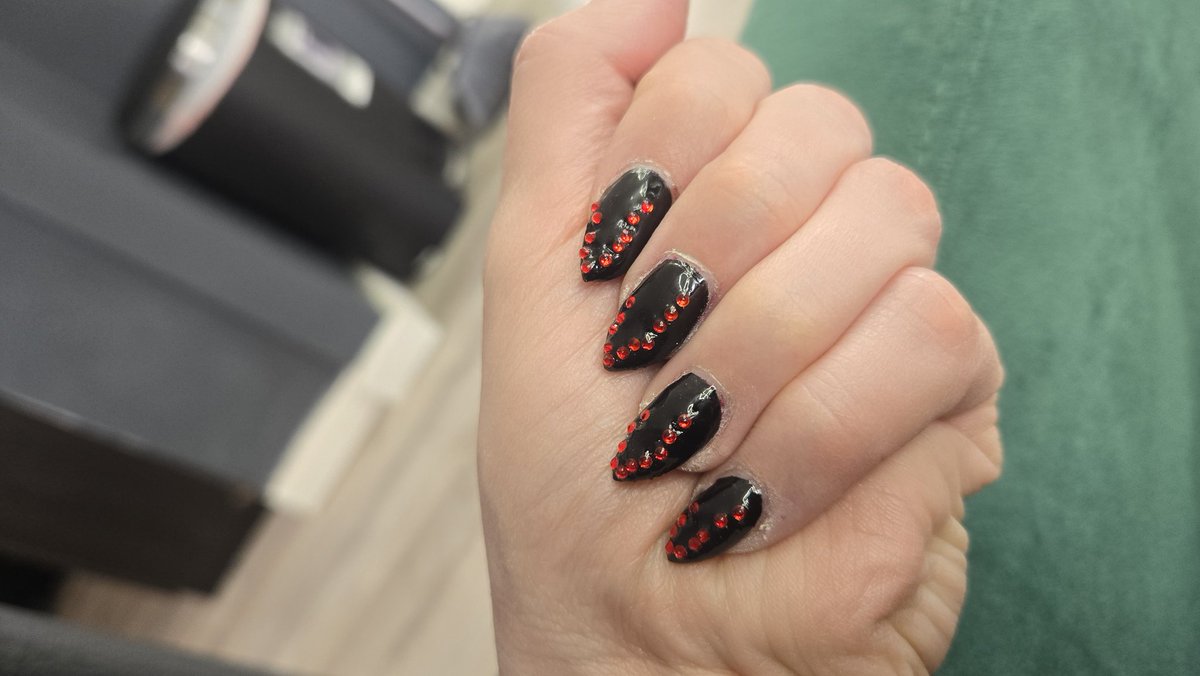 VampykinzVT's tweet photo. New claws ^,..,^ https://t.co/MGwRxaAzdg