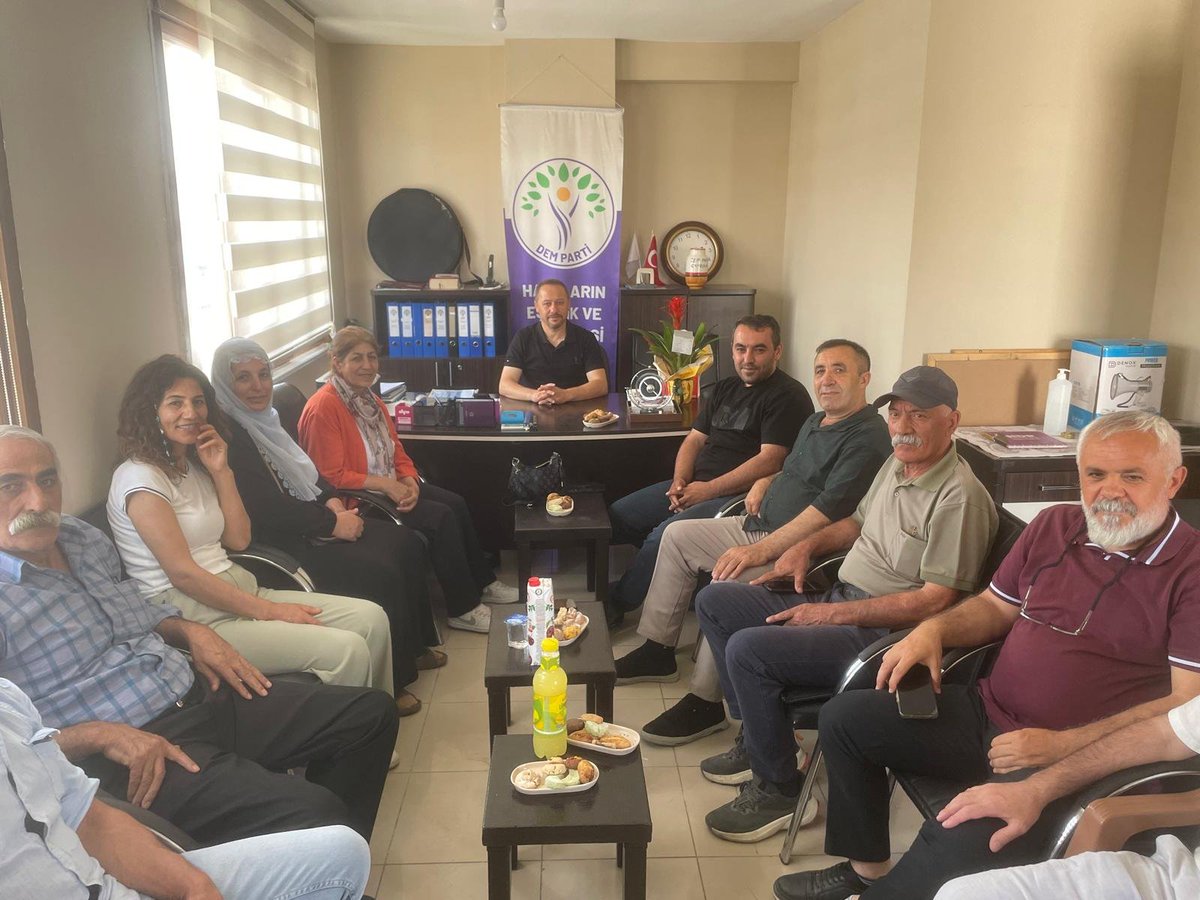 GebzeHdp's tweet photo. 📌 DEM Parti Gebze İlçe Örgütü olarak, yeni seçilen DEM Parti Çayırova İlçe Örgütü’nü ziyaret ettik.
Yeni seçilen ilçe yönetimini tebrik ediyor, tüm yönetim kurulu üyelerine görevlerinde başarılar diliyoruz. Halkların eşitliği, demokrasi ve adalet mücadelesinde dayanışmamızı ++ https://t.co/BRoYo9yF1s