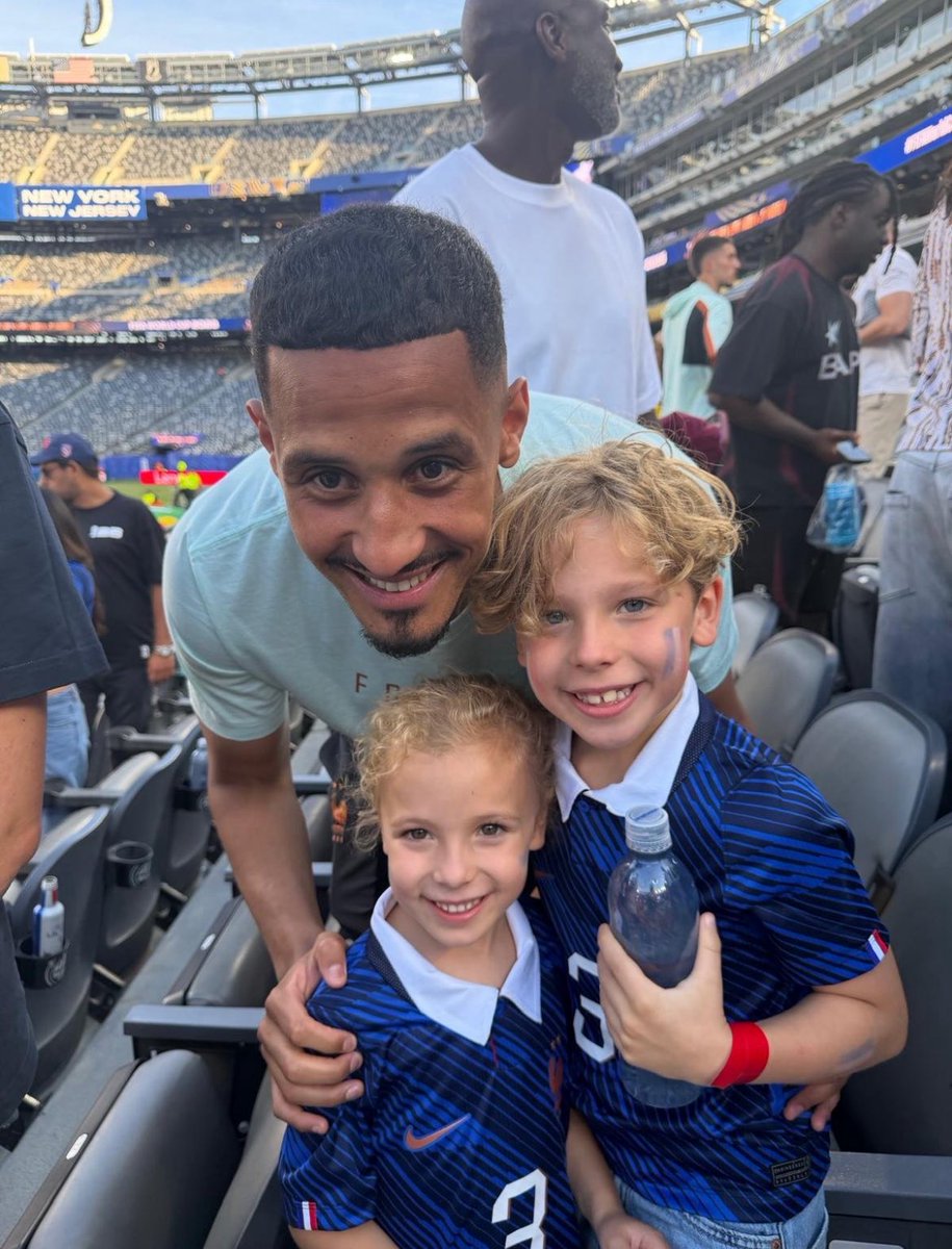 0nlySaliba's tweet photo. 3 children in the pic https://t.co/rfdzodGYQJ