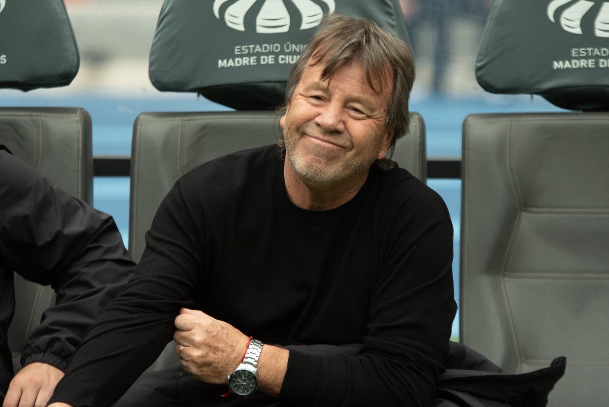 Francoj1905's tweet photo. Un año más y se festeja como un titulo, el mejor tecnico de la historia de este club merecia dirigir la bendita Copa Libertadores y me lo lloran los antis.. 

Vamos por una hazaña más viejito. 🩵🏴‍☠️ https://t.co/zakg4TJhsZ