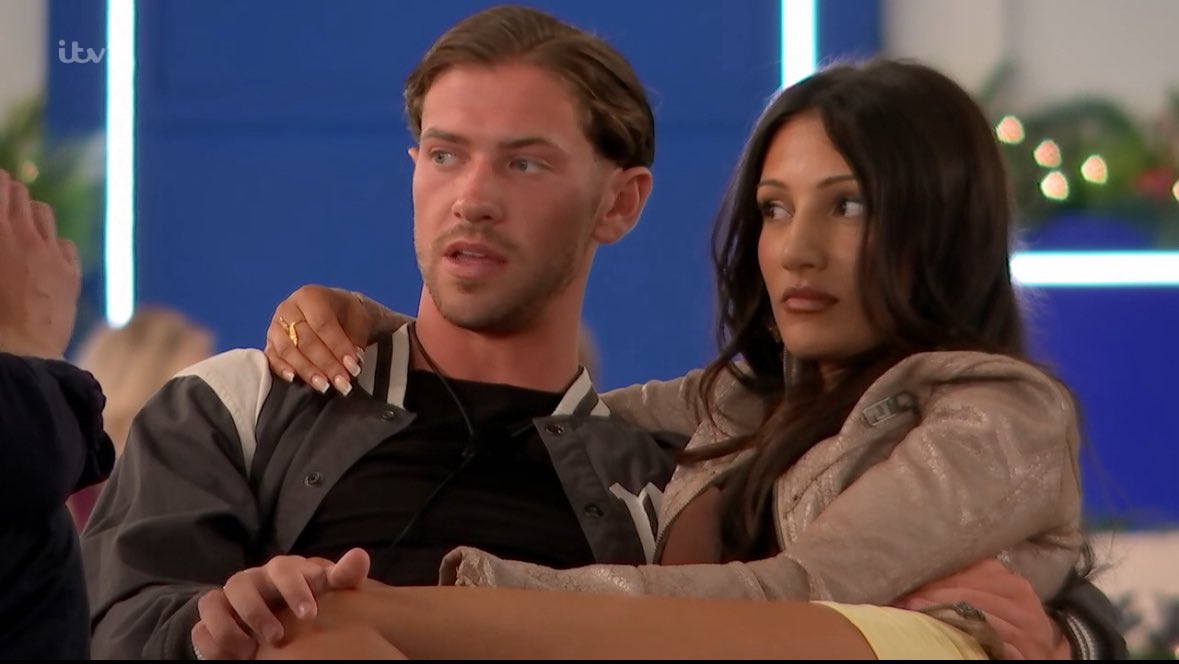 C40969825's tweet photo. jasmine and kavan missed being in eachothers arms idc😭 and yet the producers have showed them having a chat… 
#LoveIsland #LoveIslandUK https://t.co/NRtc0AALwB