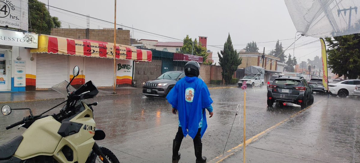 FerFlores_Emp's tweet photo. Ante la presencia de tormenta eléctrica en Metepec, mantenemos activos nuestros protocolos de atención y respuesta.

Nuestro Grupo Tlanchana se encuentra atento y desplegado para atender cualquier emergencia. Asimismo, la línea *7311 permanece disponible para recibir reportes ciudadanos y brindar atención oportuna.

Les recomiendo:
⚠️ Evitar resguardarse bajo árboles, postes o estructuras metálicas.
⚠️ Desconectar aparatos eléctricos si se presentan descargas eléctricas cercanas.