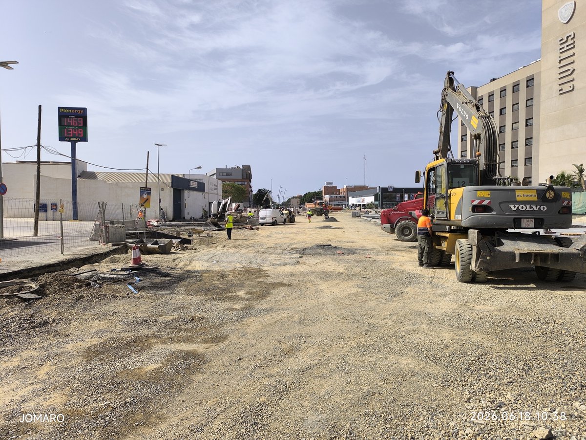 JMROMANGARCIA's tweet photo. #Almería, #LAV #Soterramiento: la otra nueva rotonda del puente. En plena av. Mediterráneo, cruce con S. Alhamilla. El trazado está completado, aceras y viales, y se ultima para el asfaltado. La conexión será realidad, según previsiones, en semanas. @Adif_es @aytoalm @SomosSacyr https://t.co/NmeRR9JeYp