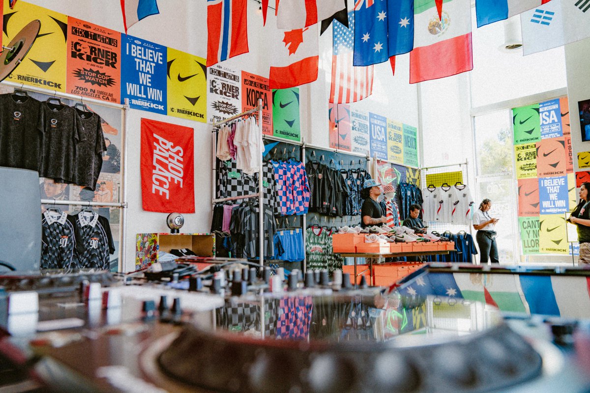 PplaSocial's tweet photo. Freehold Group's @FIFAWorldCup experience with @Nike and @ShoePalace is now open on Melrose ave!
#design #WorldCup #nikeshoes #shoepalace https://t.co/pF7kfLskK2