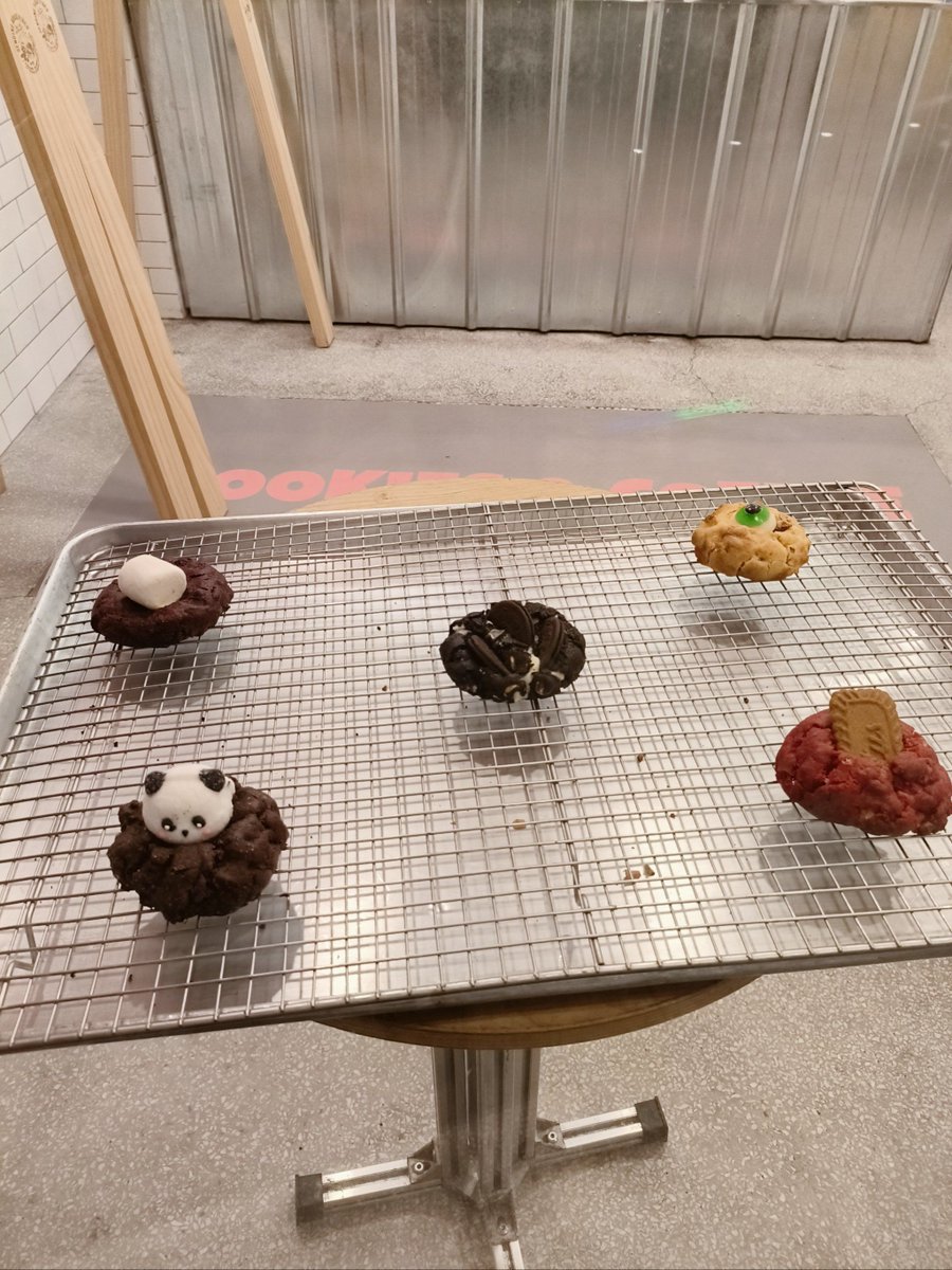 l0vpre's tweet photo. Spent the evening baking cookies with my two favorite troublemakers—flour everywhere, but way too many laughs.  #FamilyTime https://t.co/OqykH1L8Th