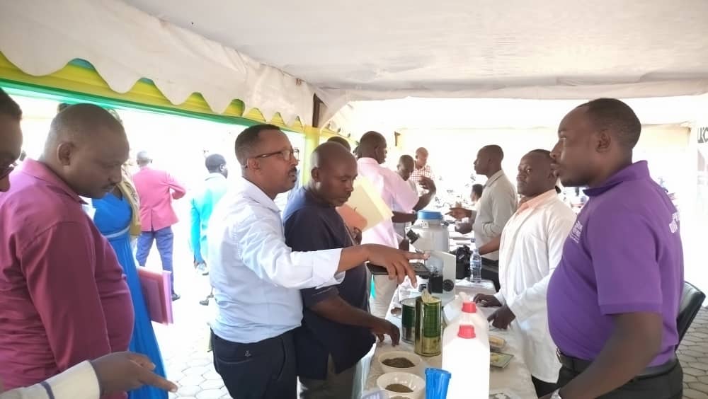 Umunezero2025's tweet photo. Farmers from Kiramuruzi, Kiziguro, Rugarama, Rwimbogo, Kabarore, and Ngarama joined sector and district leaders, livestock experts, financial institutions, insurers, and development partners to discuss transforming dairy farming into a modern, professional, https://t.co/ye8Iqx6iRW