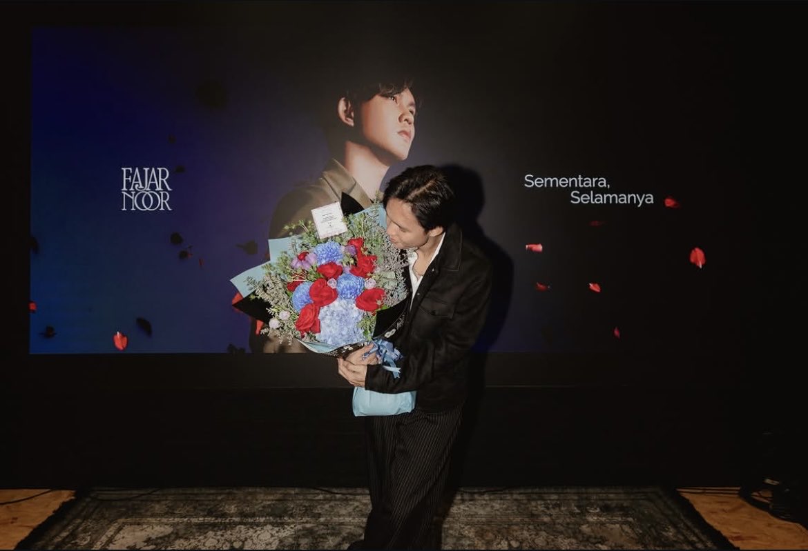 SintiyuL_'s tweet photo. Besttt!! Congrats!! 
Album Semetara, Selamanya.
#FajarNoorSementaraSelamanya https://t.co/eTDLOegB5F