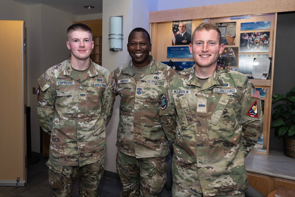 US_SpaceCom's tweet photo. #USSPACECOM CSEL Chief Master Sgt. Jacob Simmons recently visited National Space Defense Center and Space Delta 8 personnel. While there, he recognized two #Guardians recently selected to commission as @USSpaceforce officers. https://t.co/u2xS5Azikq