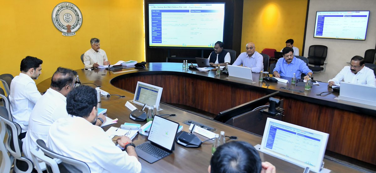 katchannaidu's tweet photo. గౌరవ ముఖ్యమంత్రి శ్రీ @ncbn గారి అధ్యక్షతన సచివాలయంలో జరిగిన 18వ రాష్ట్ర స్థాయి పెట్టుబడుల ప్రోత్సాహక బోర్డు (SIPB) సమావేశంలో సహచర మంత్రులతో కలిసి పాల్గొనడం జరిగింది.

​ఆంధ్రప్రదేశ్‌ను పెట్టుబడుల స్వర్గధామంగా మార్చడమే ధ్యేయంగా.. ఇంధన, ఐటీ, పరిశ్రమలు, పర్యాటక, మౌలిక సదుపాయాల రంగాలకు సంబంధించిన పలు కీలక ప్రాజెక్టుల ప్రతిపాదనలపై ఈ సమావేశంలో విస్తృతంగా చర్చించాము. ఉపాధి కల్పన, పారిశ్రామికాభివృద్ధే లక్ష్యంగా మా కూటమి ప్రభుత్వం శరవేగంగా అడుగులు వేస్తోంది.

ముఖ్యమంత్రి గారి విజన్ కు అనుగుణంగా, అటు వ్యవసాయ అనుబంధ రంగాలు, ఇటు పారిశ్రామిక రంగాన్ని సమాంతరంగా అభివృద్ధి చేస్తూ ఆంధ్రప్రదేశ్‌ను దేశంలోనే అగ్రగామిగా నిలబెట్టేందుకు మా ప్రభుత్వం కట్టుబడి ఉంది.