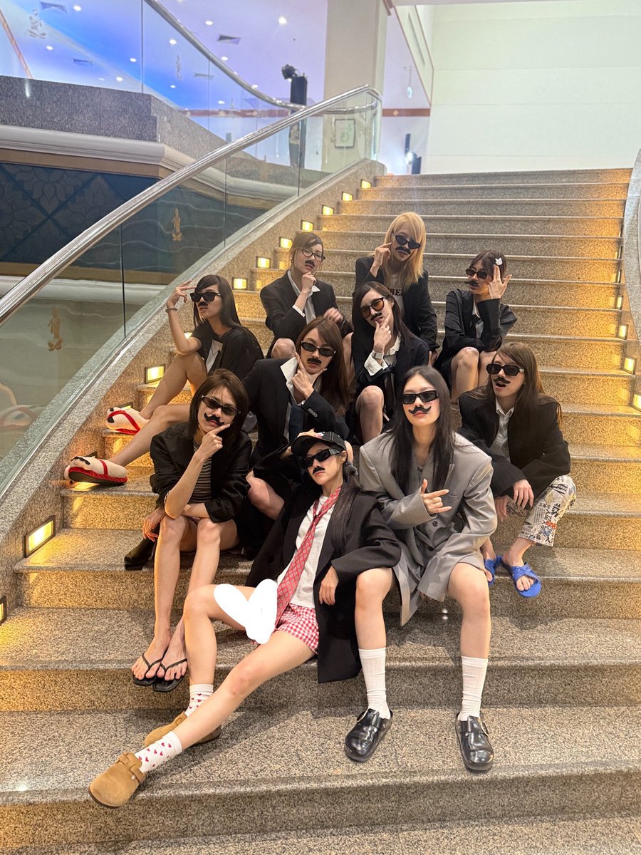 runbymer_'s tweet photo. จะเดรสว่ะ น้องบอนนี่เล่าที่มาของแก๊งเมะกึ๋งทางการ ชีบอกไม่ได้นัดกัน ทุกคนจะแต่งธีมเมะอยู่แล้ว ชีก็เล่าต่อว่าเลยหาของที่มีในบ้าน ก็เลยเอาเสื้อสกรีนลายสูทกับรองเท้าแตะยักษ์ไปด้วย แล้วพี่ไซซีถามชีว่าไม่แล้วมึงมีได้ไง มันเป็นของที่มีในบ้านได้ไงก่อนอันนี้สงสัย 5555555555555

#beonnnie https://t.co/8J1iOgKWnP