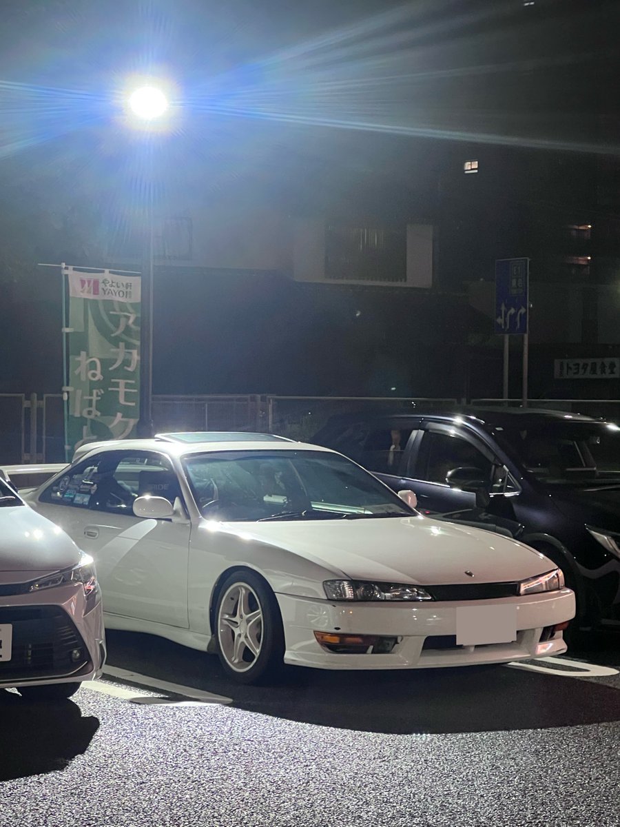 amu_zep750's tweet photo. 14純正サンルーフとツインを観測

14後期の顔良いな〜ってのと
ツインのホイールベース短すぎるのすこ https://t.co/X4Qx863LMo