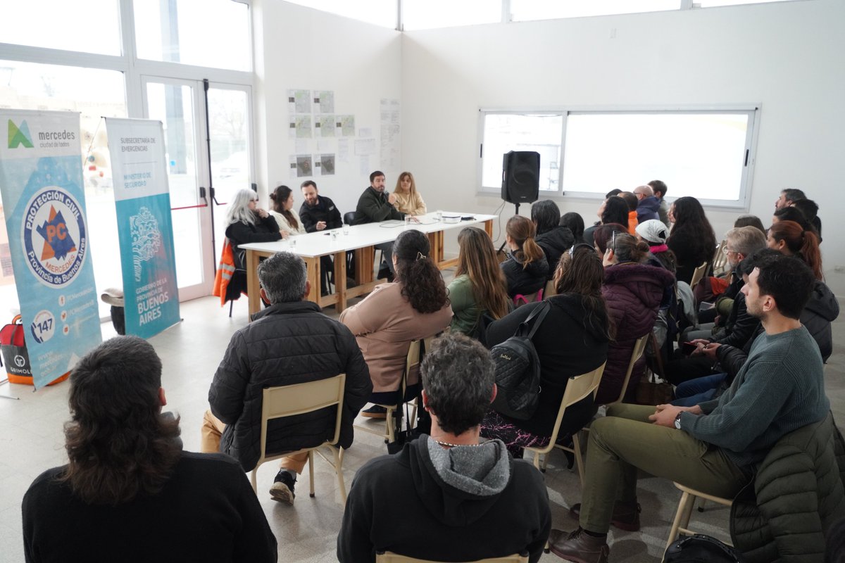 munimercedes's tweet photo. 🚨 Fortalecemos la gestión del riesgo en nuestra comunidad.

Junto a la Subsec. de Emergencias de PBA y  Protección Civil, desarrollamos el Taller de Gestión del Riesgo Sociocomunitaria en el Centro Comunitario y Deportivo Néstor Kirchner, con referentes, instituciones y vecinos. https://t.co/kLbXwZSnNC