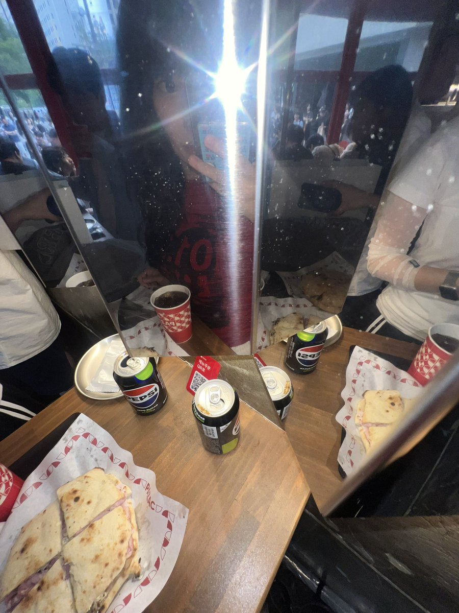 wondongbeibi's tweet photo. 파작 후기: 맛있는데 안에서 서서 먹을줄은 상상도 못했어요 그리고 잠봉 느끼해서 꼭 야채 들어간것도 시켜서 번갈아 드세요 https://t.co/QDvVy8I8UP